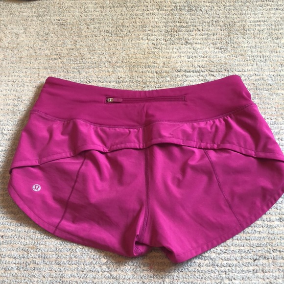 Lululemon Ripened Raspberry shorts size 4 2.5 - Picture 2 of 3